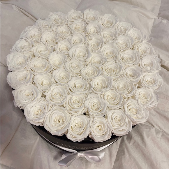Preserved White Roses in Black Hatbox - Picture 6 of 8